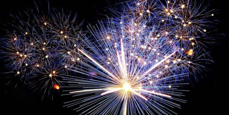 Ảnh pháo hoa màu xanh chủ đạo