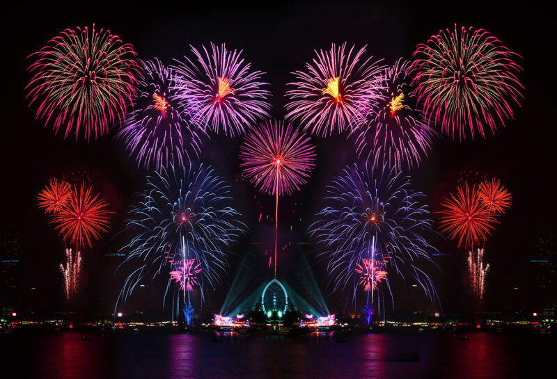 Ảnh pháo hoa nhiều màu trên sông