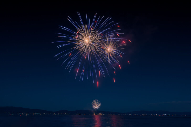 Ảnh pháo hoa nơi có núi và sông