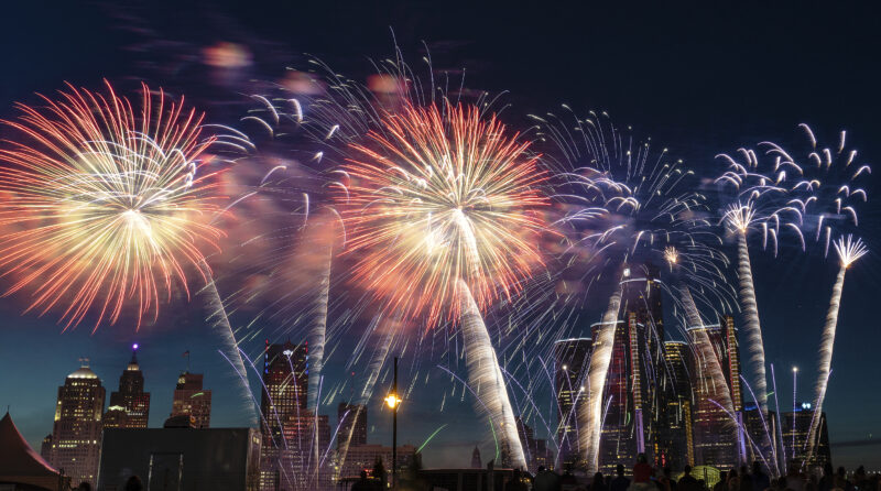 Ảnh pháo hoa trên những tòa nhà