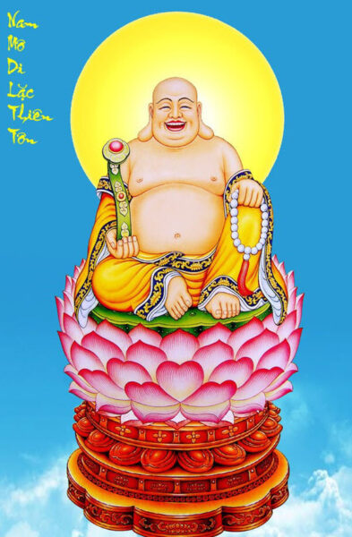 Bild von Maitreya Buddha, der auf einem hohen Lotus sitzt