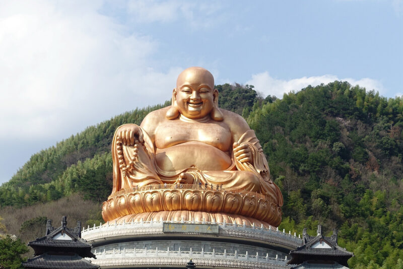 Bild von Maitreya Buddha, große bemalte Steinstatue