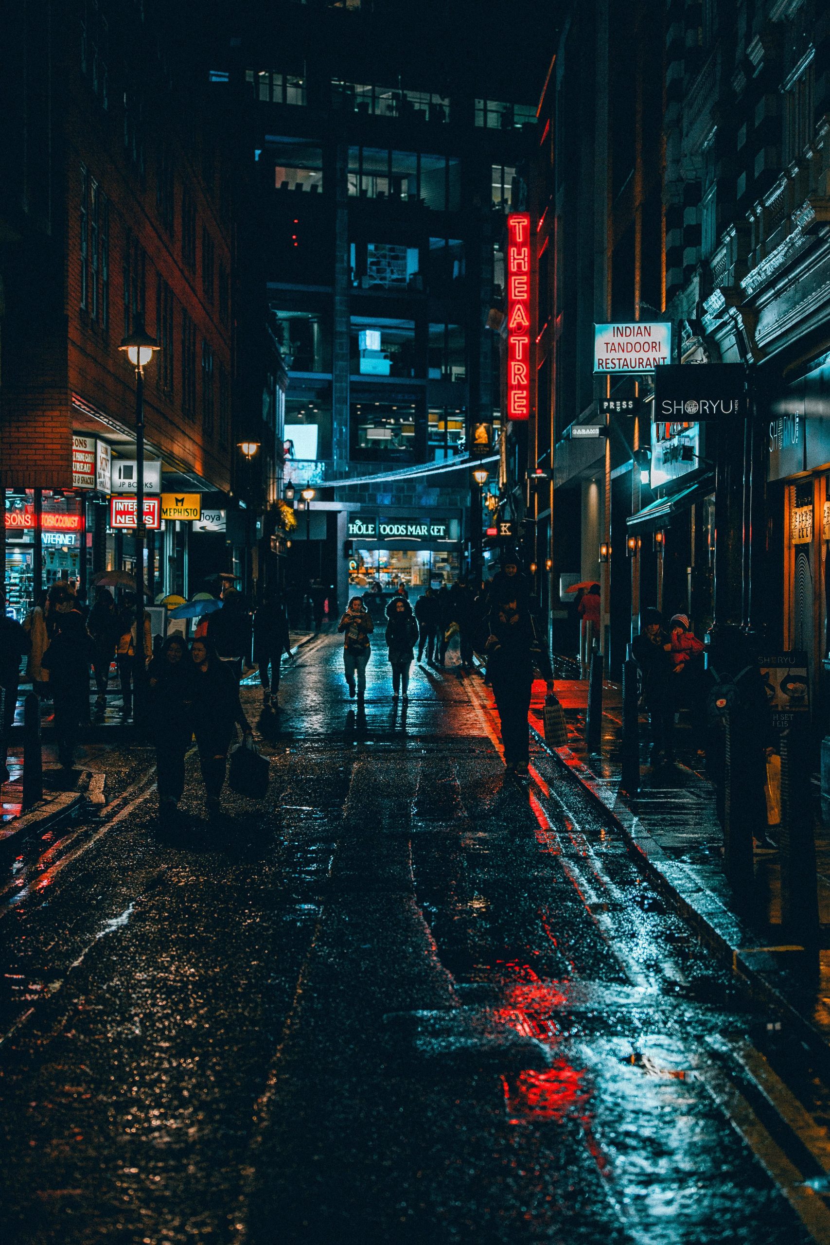 Hãy thưởng thức cảm giác huyền bí và lãng mạn của đường phố về đêm trong hình ảnh đầy màu sắc và lung linh này!