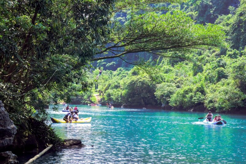 Ảnh Phong Nha Kẻ Bàng bên ngoài con sông
