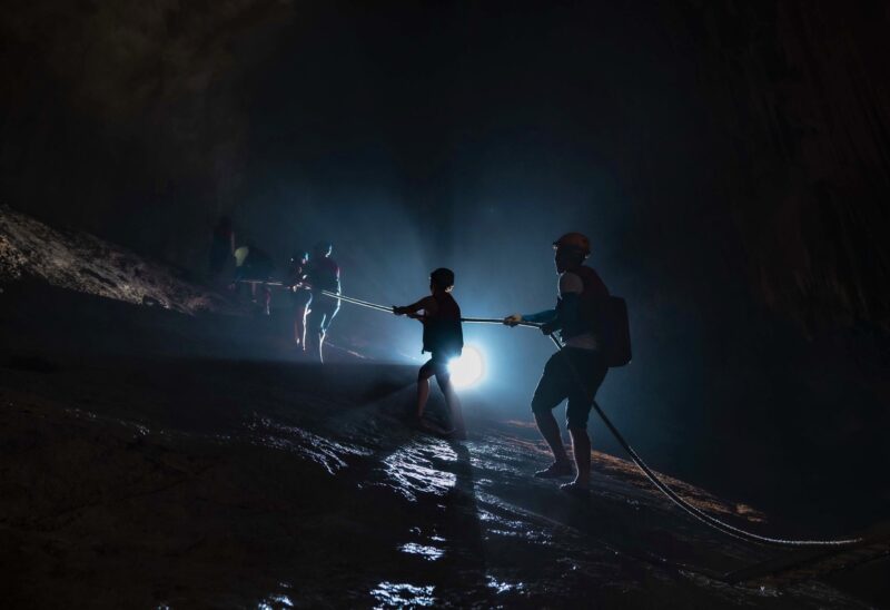 Ảnh Phong Nha Kẻ Bàng đang leo hang bằng dây thừng