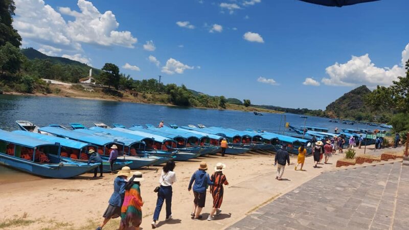Ảnh Phong Nha Kẻ Bàng - du khách đang chọn thuyền để du lịch