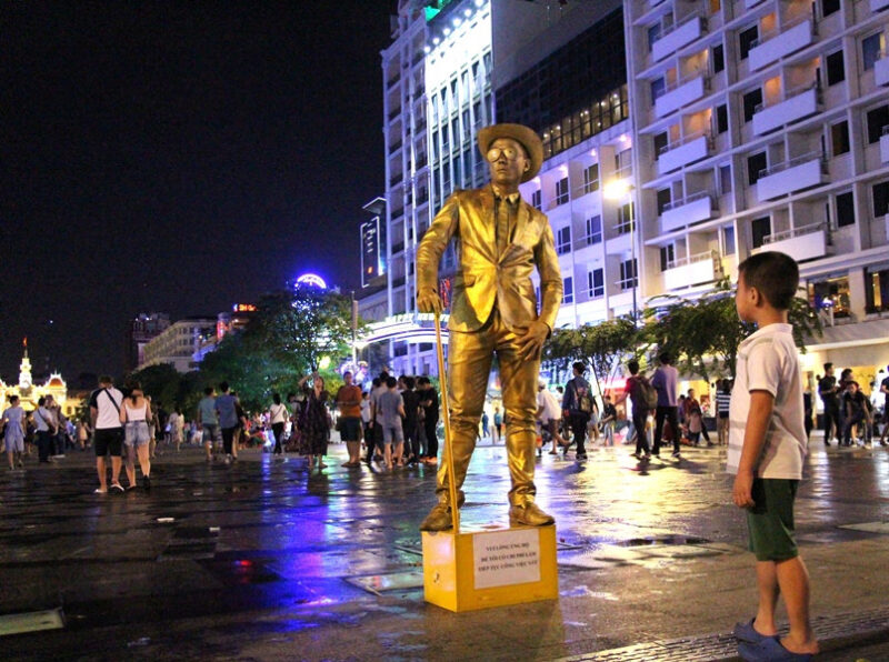 Ảnh Sài Gòn - phố đi bộ Nguyễn Huệ với nghệ thuật làm tượng người