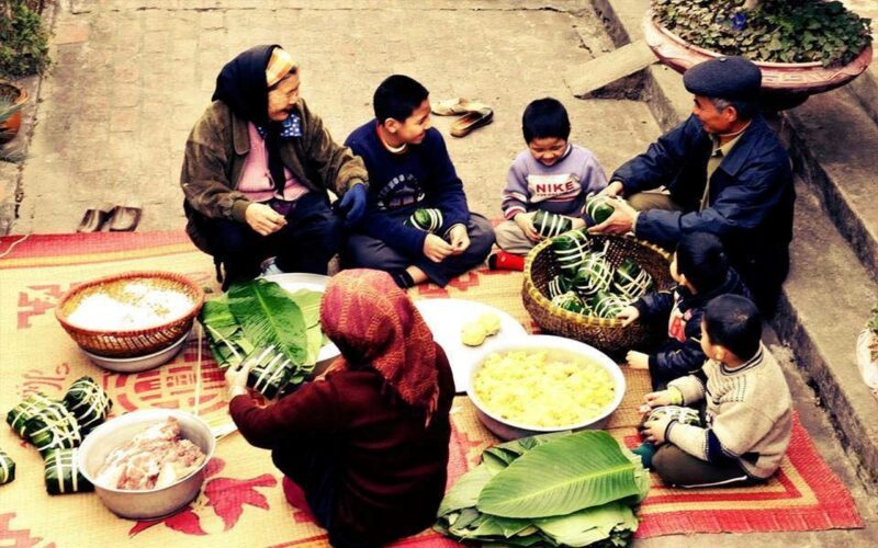 Ảnh tết đẹp quây quần bên nhau gối bánh