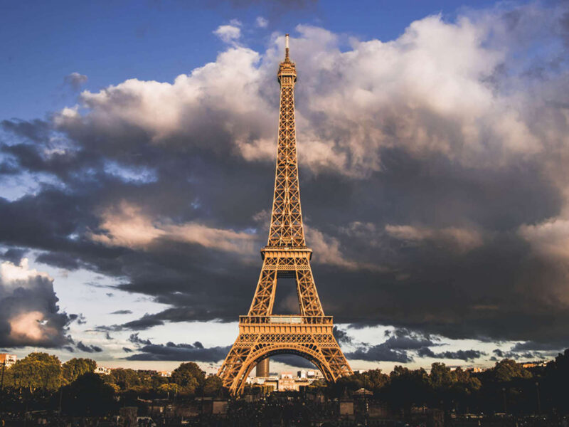 ảnh tháp Eiffel ánh màu vàng đồng