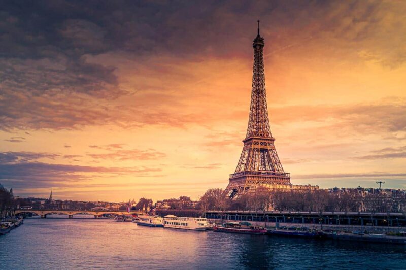 ảnh tháp Eiffel ánh nhìn từ sông Senie