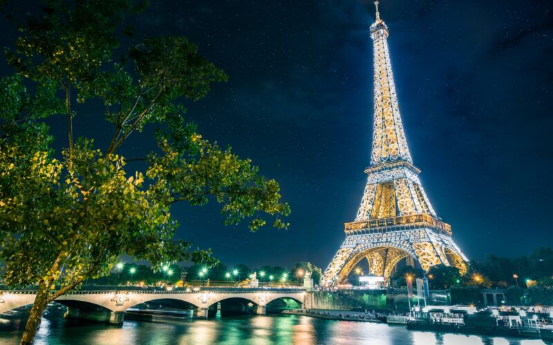 ảnh tháp Eiffel đêm về bên bờ sông Senie