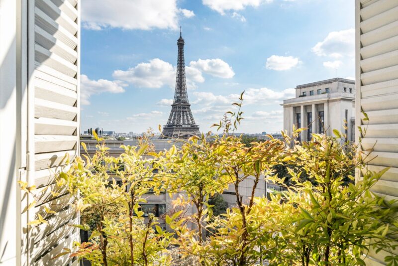 ảnh tháp Eiffel góc nhìn từ một góc cửa sổ