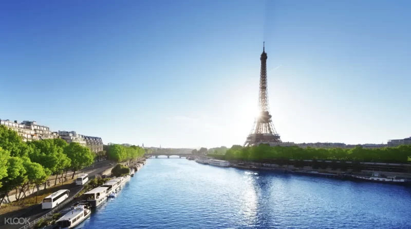ảnh tháp Eiffel hòa cùng màu xanh thiên nhiên