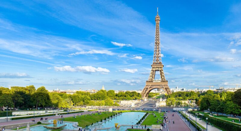 ảnh tháp Eiffel hòa với bầu trời