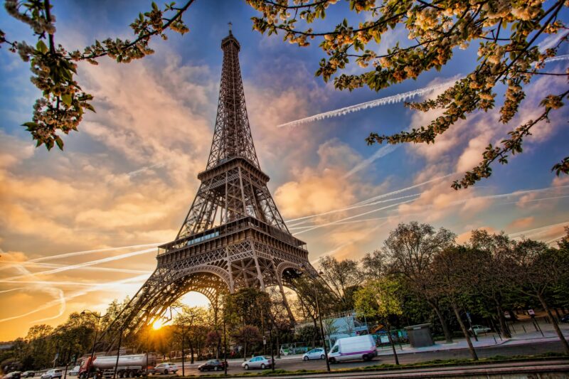 ảnh tháp Eiffel nét cổ xưa với thời gian