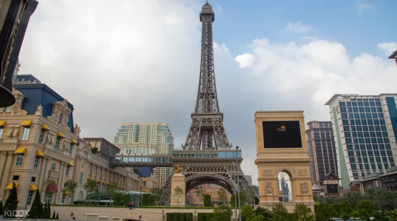ảnh tháp Eiffel nhìn từ đài quan sát Parisian Macao