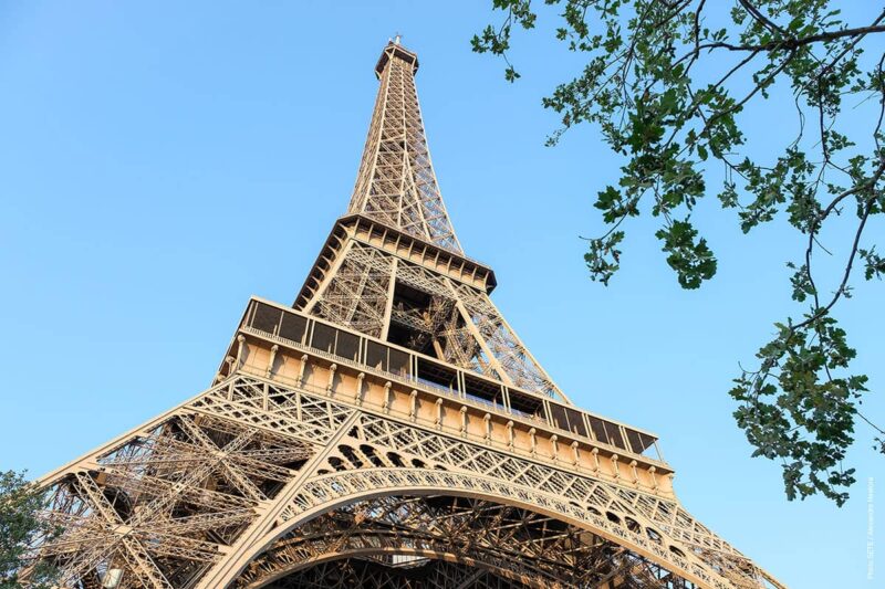 ảnh tháp Eiffel nhìn từ dưới