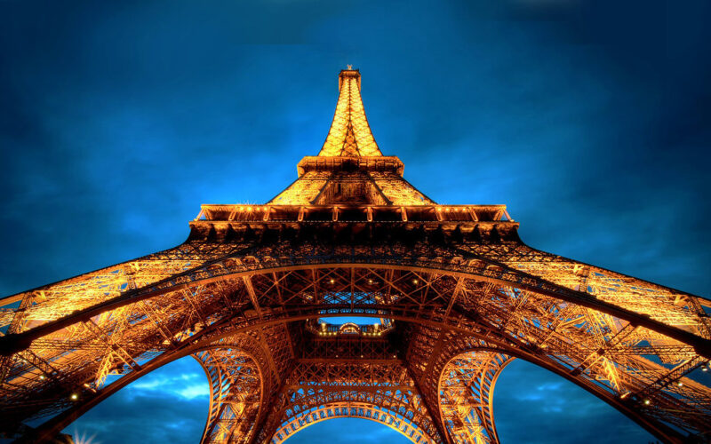 ảnh tháp Eiffel nhìn từ phần đáy