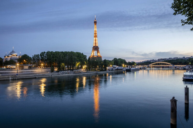 ảnh tháp Eiffel sáng cả dòng sông Senie