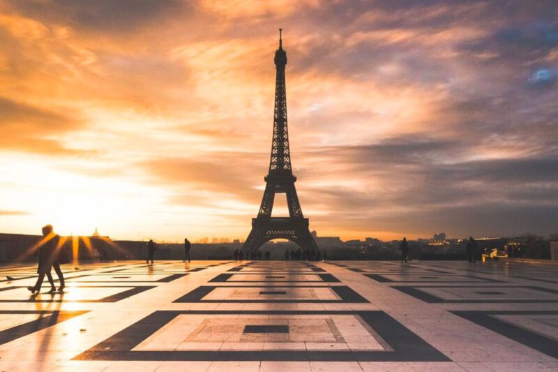 ảnh tháp Eiffel sừng sững giữa hoàng hôn