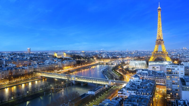 ảnh tháp Eiffel và một góc thành phố đêm Paris