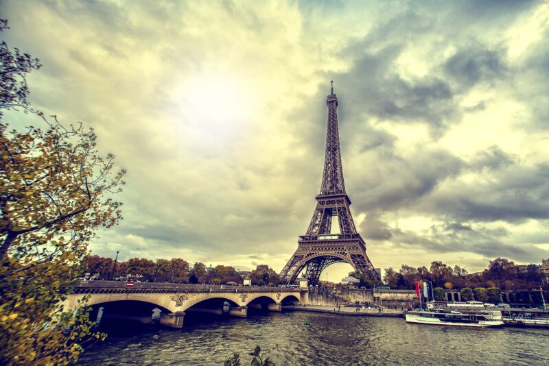 ảnh tháp Eiffel với vẻ đẹp cổ kính