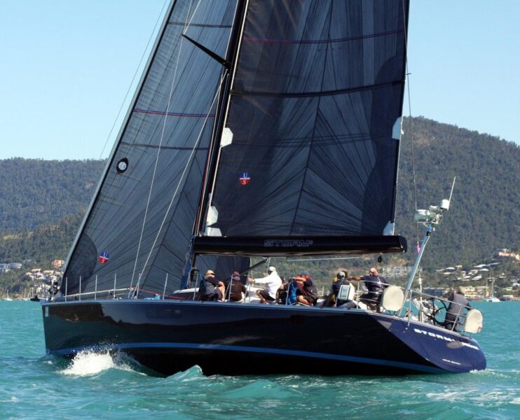 Ảnh thuyền buồm cánh đen cùng du khách