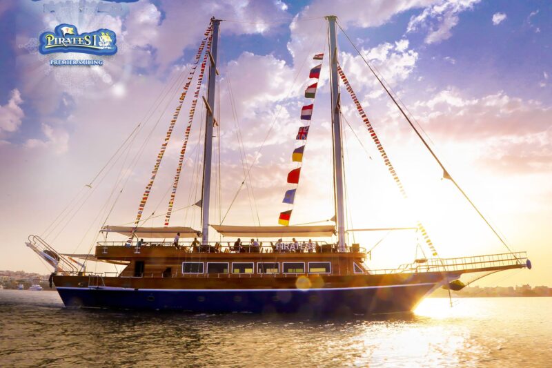 Ảnh thuyền buồm chưa căng buồm đón nắng