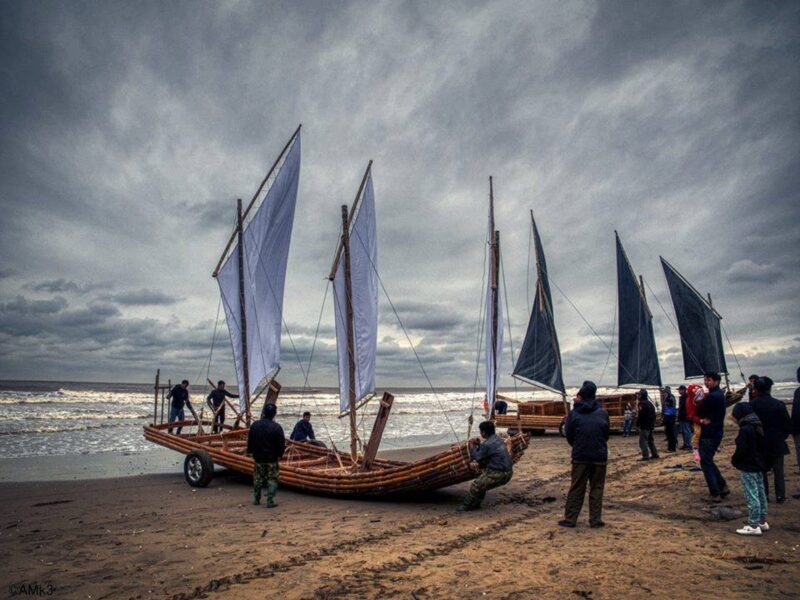 Ảnh thuyền buồm đỗ ở bờ biển