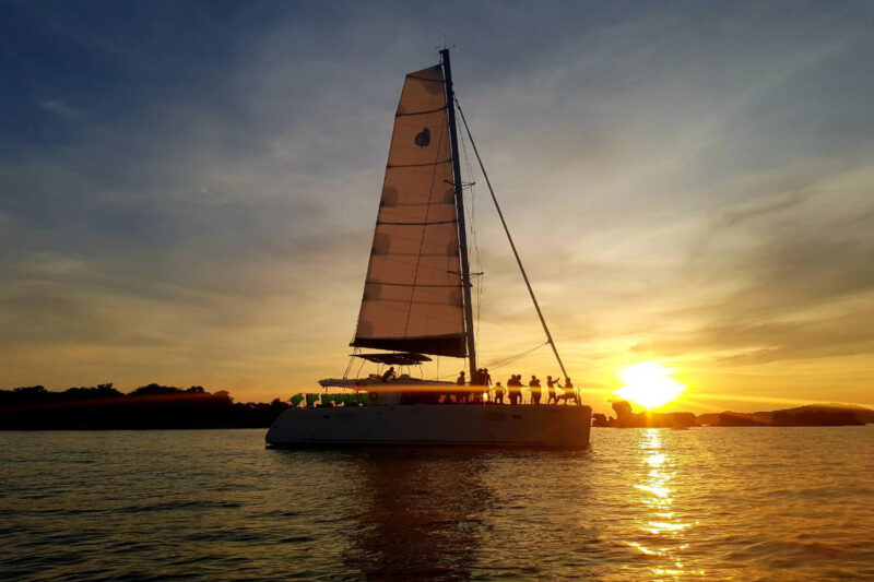 Ảnh thuyền buồm đón bình minh