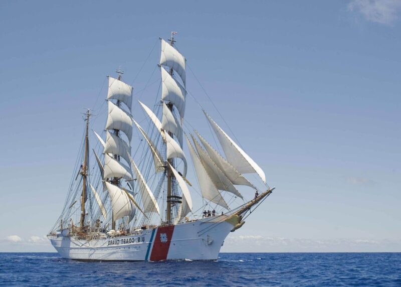 Ảnh thuyền buồm nhiều cột cánh trắng