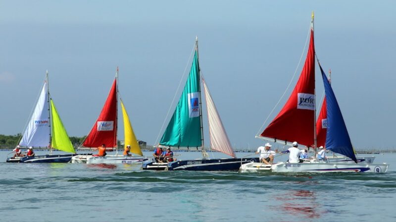 Ảnh thuyền buồm sặc sỡ chuẩn bị lễ hội