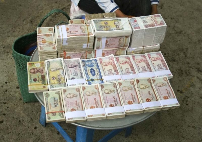 Ảnh tiền đóng cọc xếp chồng