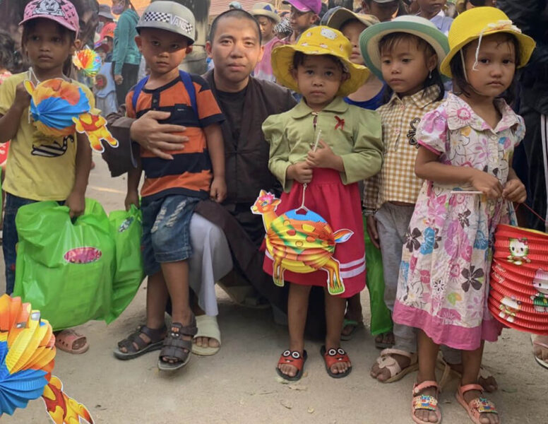 Ảnh trung thu của các em bé Việt Nam