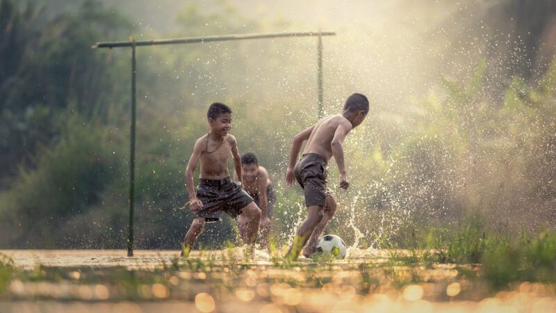 ảnh tuổi thơ cùng nhau đá bóng trời mưa