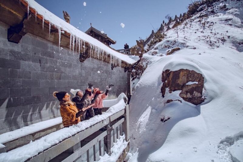 ảnh tuyết rơi phủ trắng đỉnh núi Fanxipan