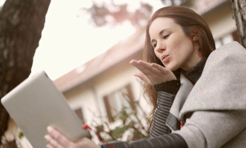 Ảnh yêu xa phía bên người con gái