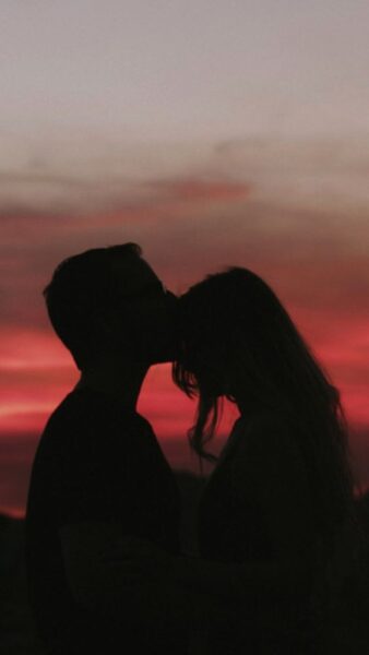 avatar cặp đôi da đen hôn lên trán