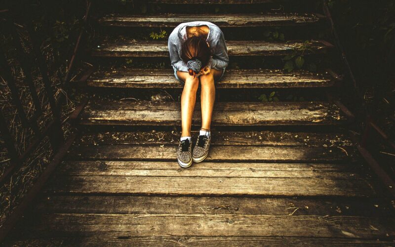 Background buồn cảnh cô gái gục xuống khóc