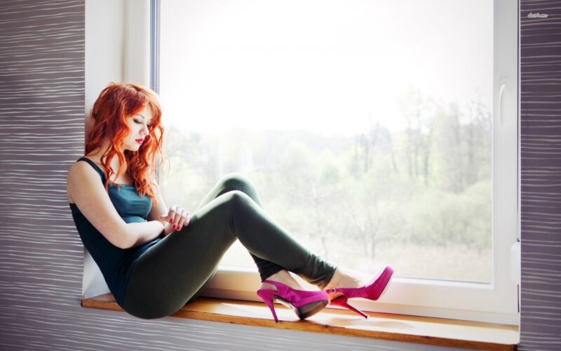 Background buồn cô gái bên cửa sổ