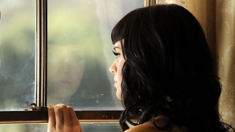 Background buồn cô gái ngắm mưa