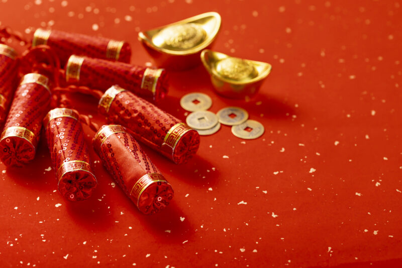 Background chúc mừng năm mới với pháo bông và đồng tiền vàng