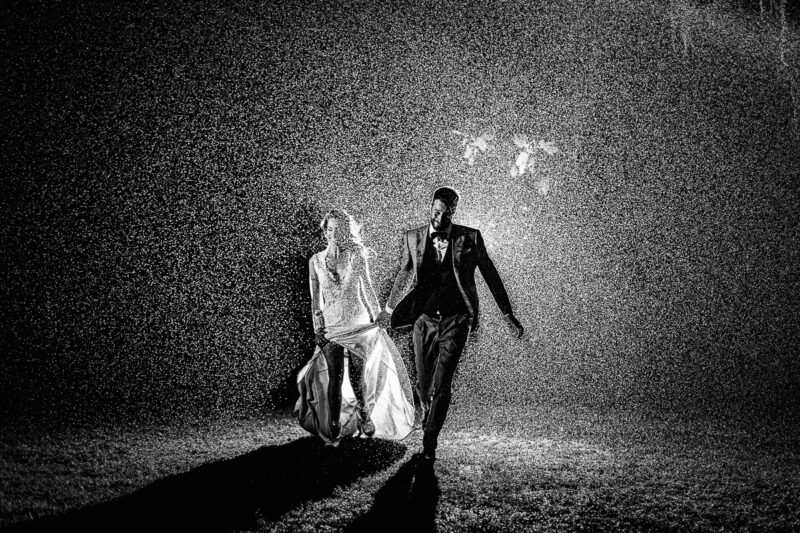 Background mưa rơi thành phố đêm muộn