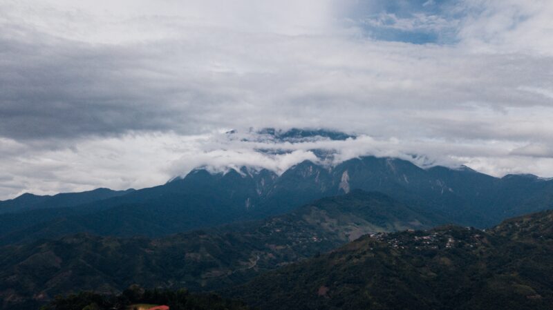 Background phong cảnh núi mây che mờ