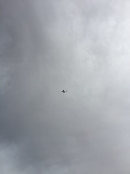 Background xám bầu trời và máy bay