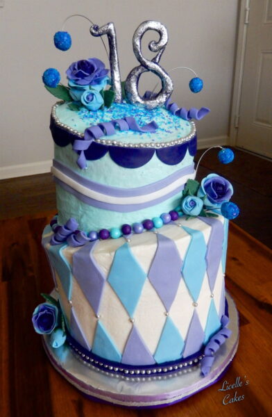 Bánh sinh nhật 18 tuổi hai tầng xiên chéo lạ mắt