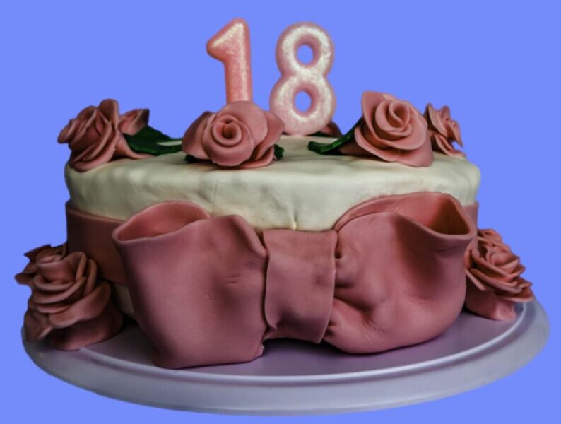 Bánh sinh nhật 18 tuổi trang trí chiếc nơ màu tím
