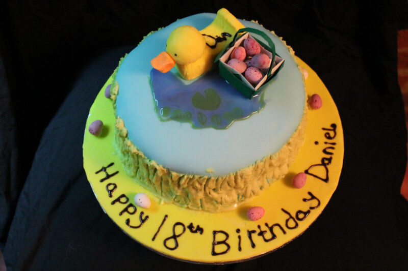 Bánh sinh nhật 18 tuổi trang trí độc đáo trẻ trung