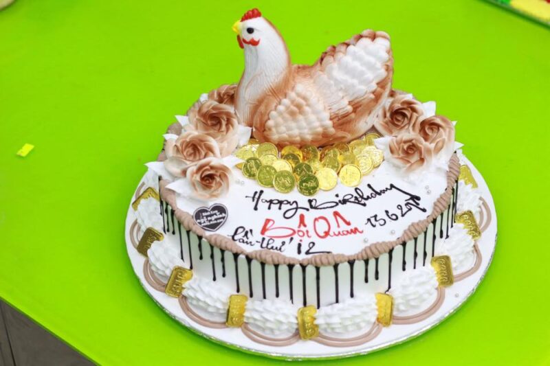 Bánh sinh nhật con gà cho người tuổi dậu đẹp