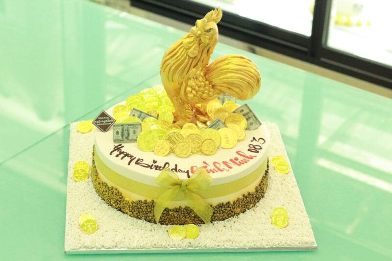Bánh sinh nhật con gà cho người tuổi dậu màu vàng đẹp